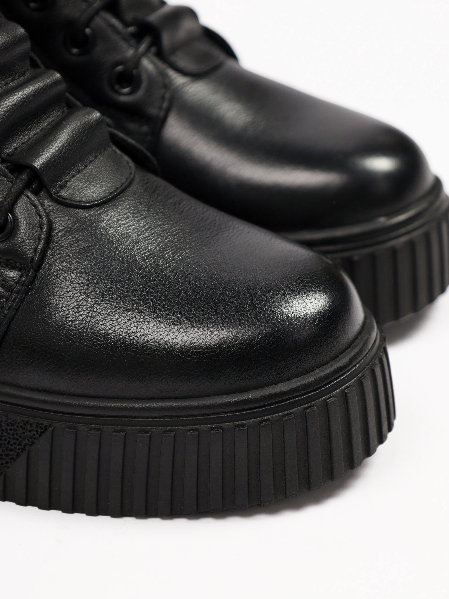 Ботинки черного цвета на средней платформе